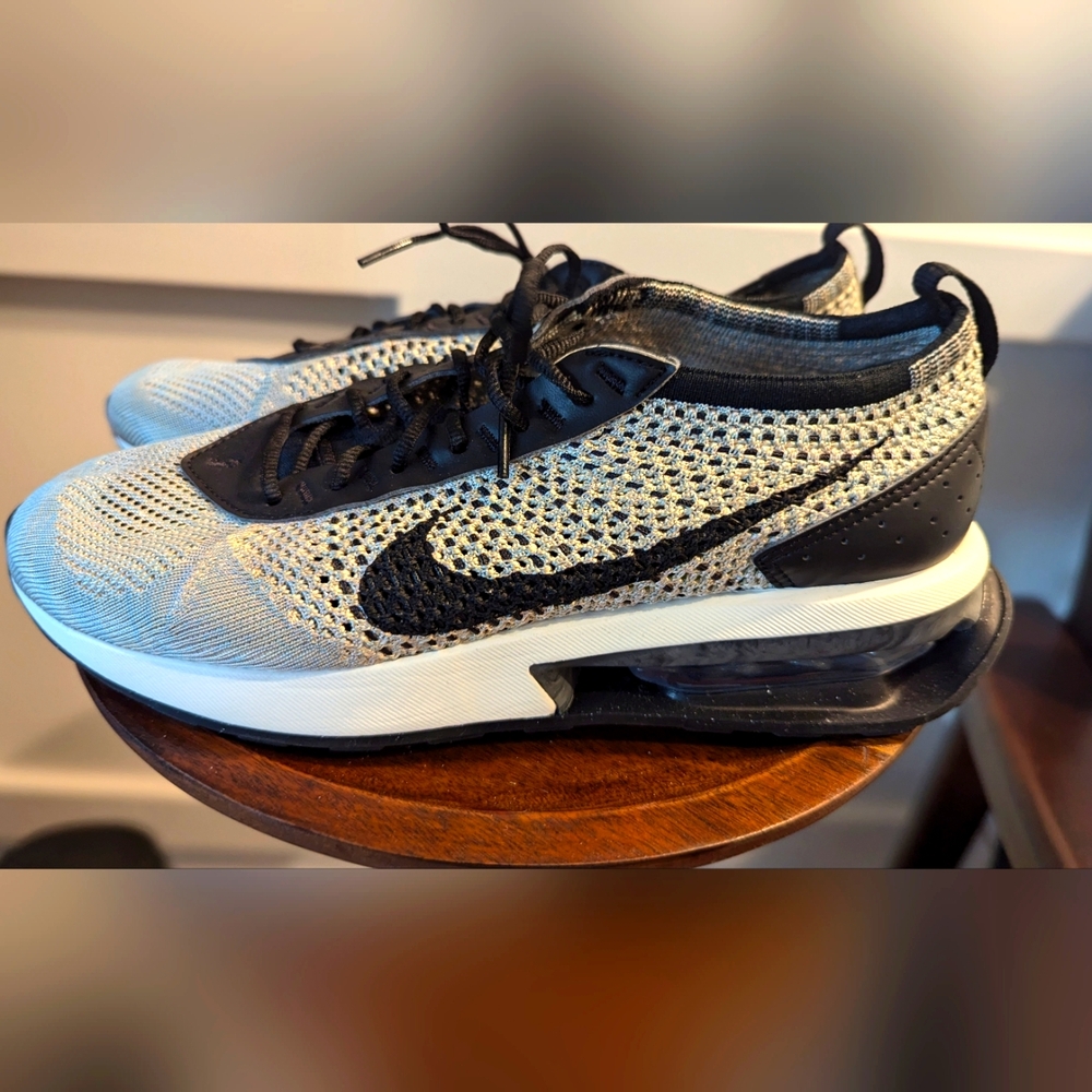 Nike Flyknit Sneakers - Neutral / Black in size 9.5